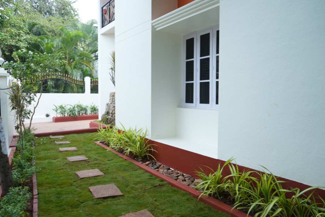 Front Garden area of Palace Hostel by Borrbo in Mysore