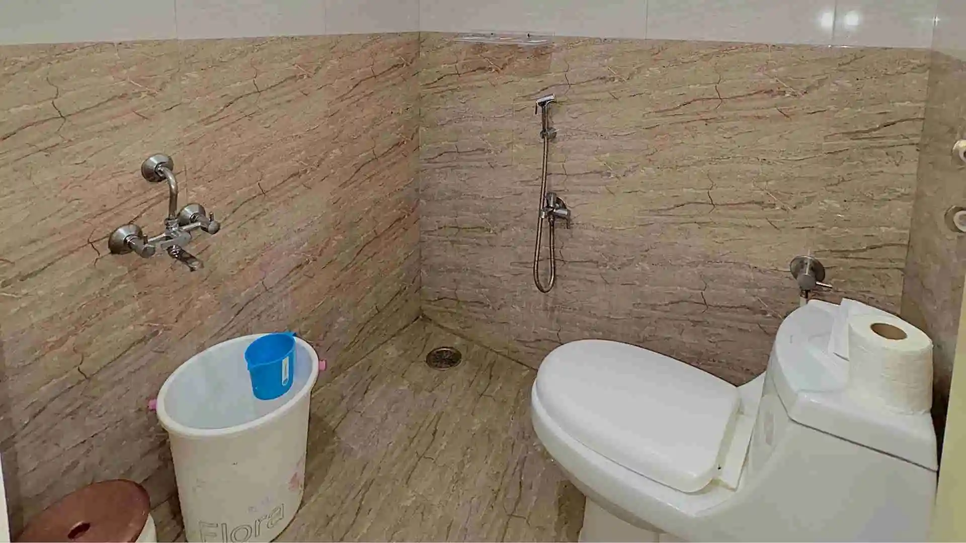 Bathroom in bird lounge room at Suggee Resort